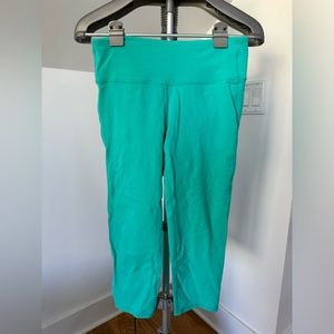 Athleta crop leggings in turquoise size M